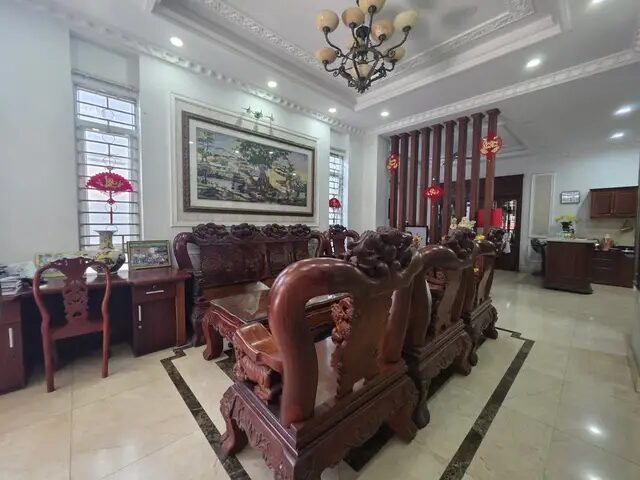🔥💎 PHƯỜNG HIỆP BÌNH CHÁNH – TP. THỦ ĐỨC 📐 Diện tích: 152m² (9.5 x 16) – mặt tiền hiếm – cực kỳ giá trị 🏗️ Kết cấu: 1 trệt – 2 lầu – 1 tum (3 tầng) 🛏️ 5PN (có phòng ngủ trệt) – 4WC – sân thượng rộng rãi 💼 VỪA Ở – VỪA KINH DOANH – LÀM VĂN PHÒNG, SPA, SHOWROOM… ĐỀU TUYỆT VỜI 🚗 Mặt tiền rộng 9.5m – cực kỳ đắt giá, dễ khai thác dòng tiền 📍 Vị trí đỉnh cao: – Cách Phạm Văn Đồng, Giga Mall, chợ Hiệp Bình chỉ vài phút – Khu dân cư an ninh, trí thức, tiện ích bao quanh – Giao thông thuận tiện, hạ tầng hoàn chỉnh, tiềm năng tăng giá cực cao 📑 Sổ hồng riêng – pháp lý chuẩn – công chứng ngay trong ngày 💥 Giá chào cực tốt: 13.5 TỶ – còn thương lượng sâu cho khách thiện chí